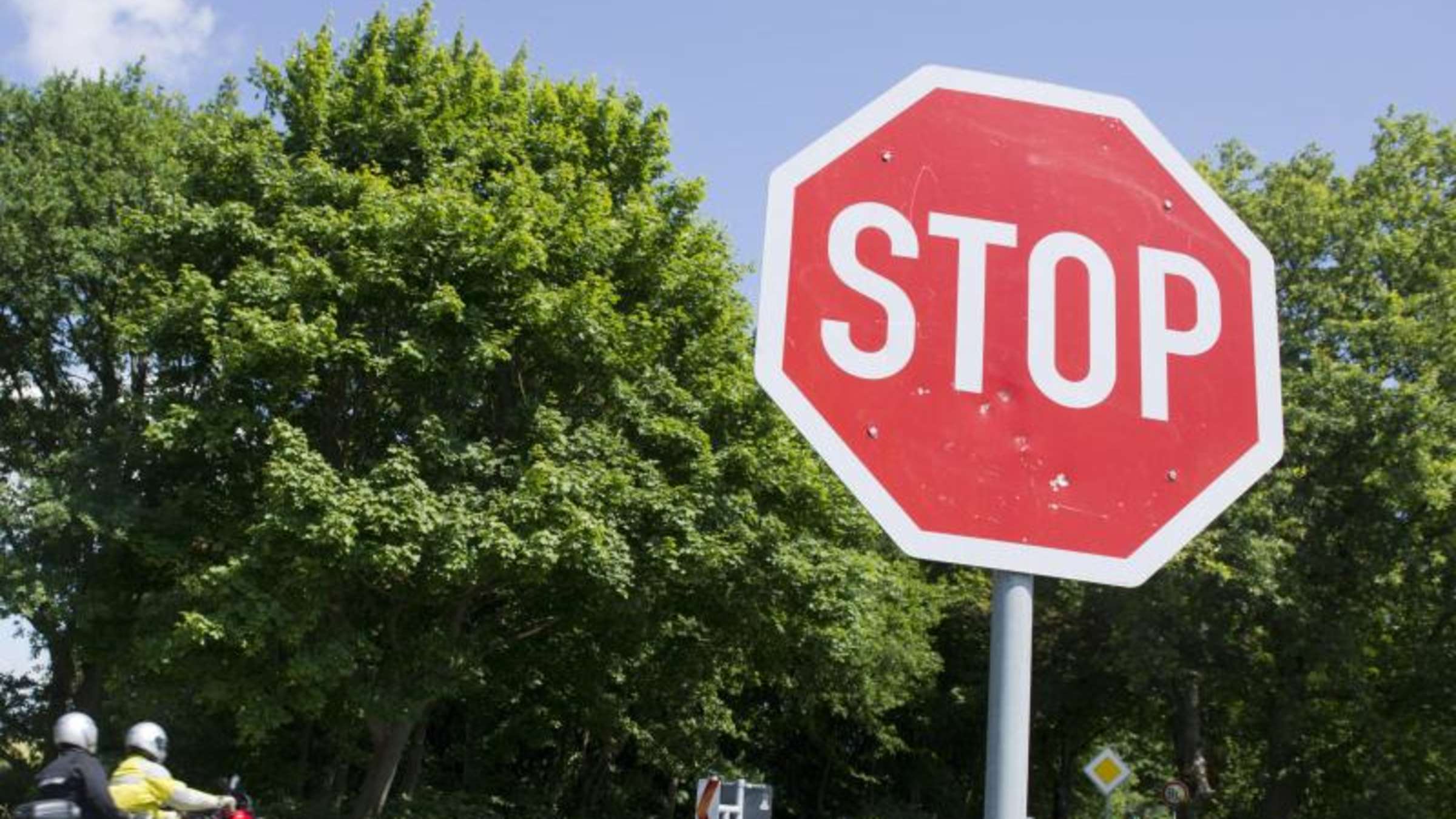Wo müssen Autofahrer bei einem Stoppschild genau halten? | Auto